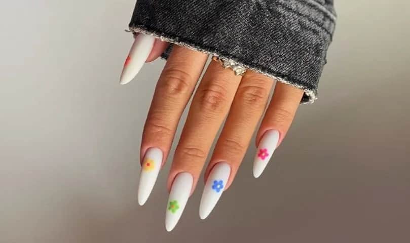 Zdobądź Białe Paznokcie Hybrydowe: Inspiracje i Wzorki na Twoje Idealne Manicure