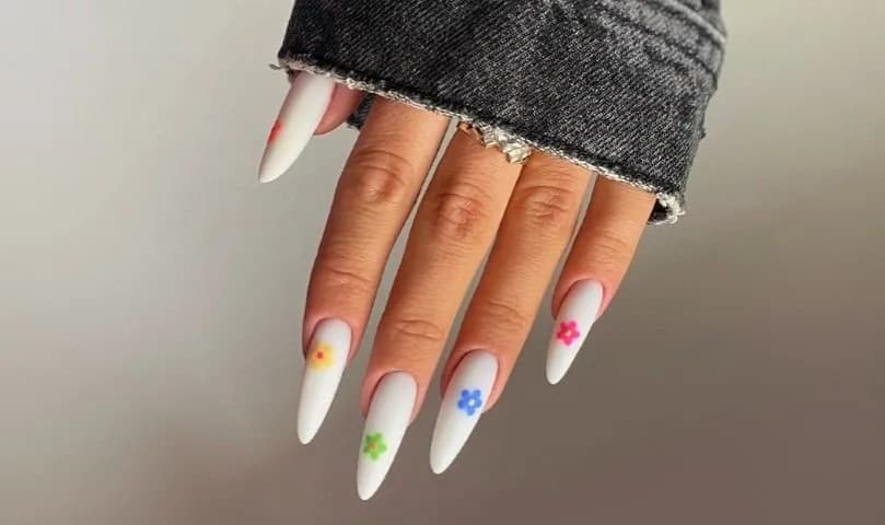Zdobądź Białe Paznokcie Hybrydowe: Inspiracje i Wzorki na Twoje Idealne Manicure