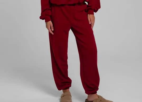 Modne i wygodne: dresowe spodnie damskie na wiele okazji