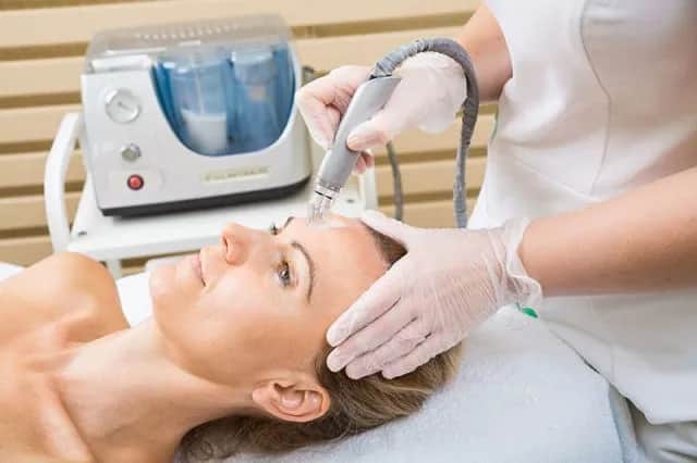 Mezoterapia bezigłowa czy mikrodermabrazja - która metoda naprawdę działa?