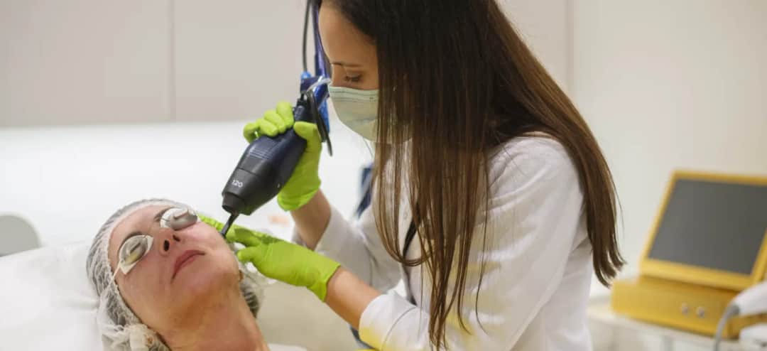 Laser frakcyjny czy warto? Poznaj zalety i wady zabiegu