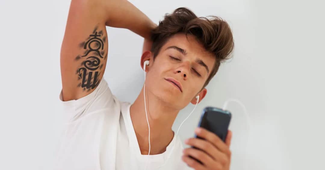 Ile goi się mały tatuaż? Poznaj etapy i uniknij problemów podczas gojenia